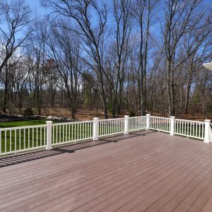 How do I select an appropriate railing design for my deck? - faq - Bright Habitats