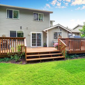What should I consider when hiring a contractor for my deck construction project? - faq - Bright Habitats